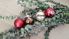 Charger l'image dans la galerie, Boule de Noël Personnalisée par Trois Pois Dorés