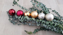 Charger l'image dans la galerie, Boule de Noël Personnalisée par Trois Pois Dorés